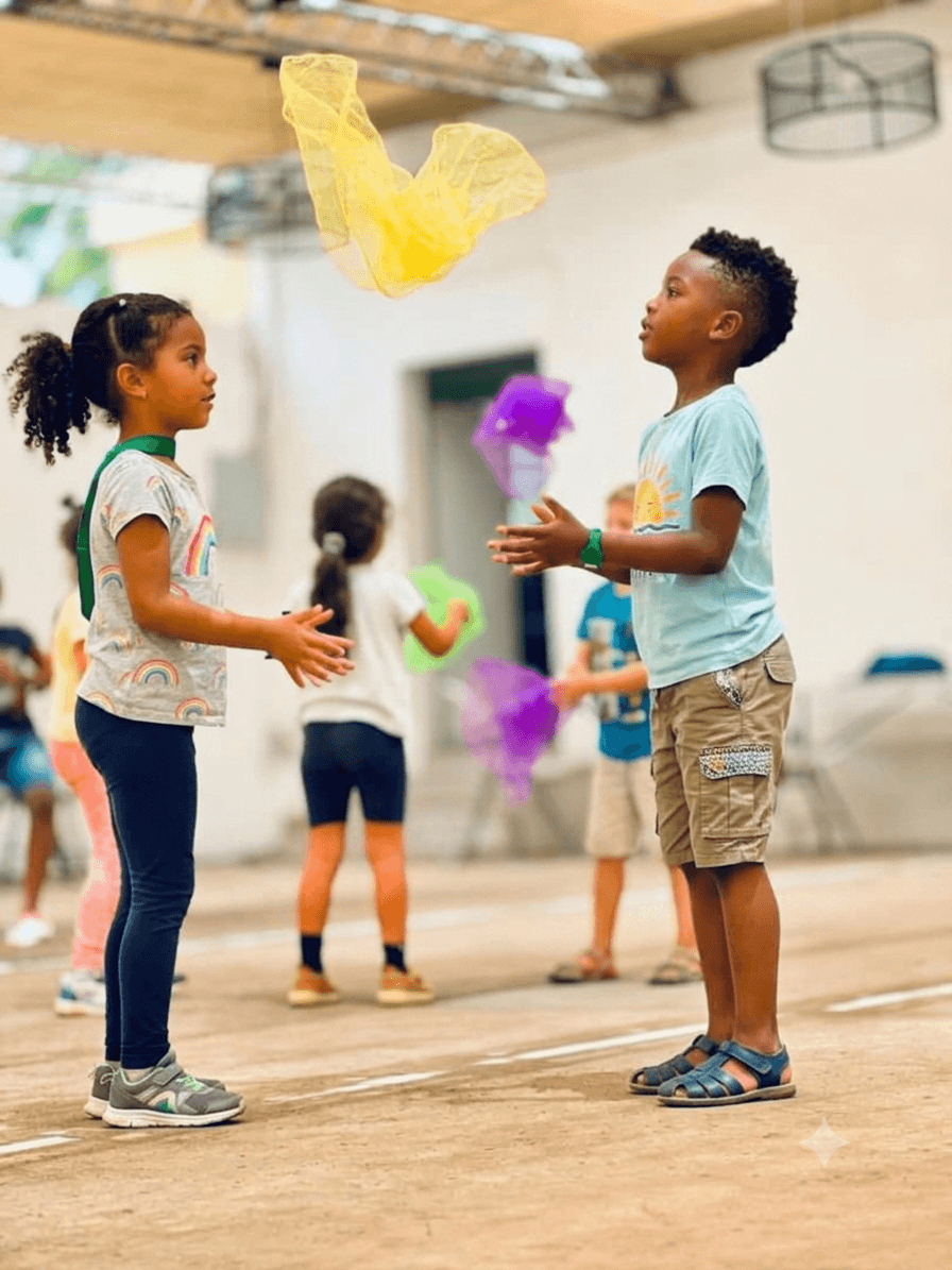 Enfants pratiquant les arts du cirque