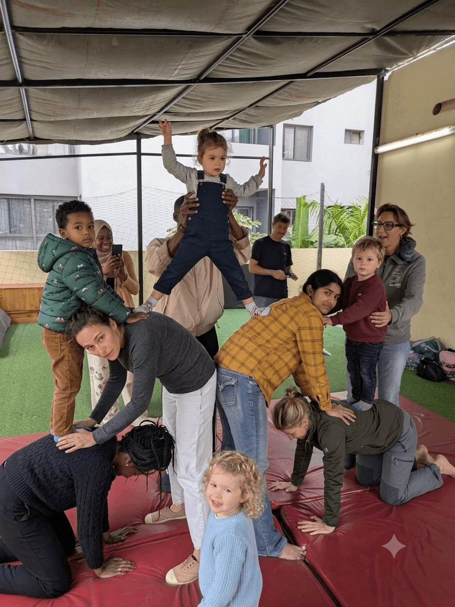 Enfants pratiquant les arts du cirque