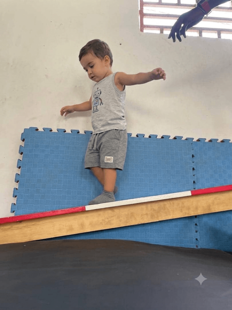 Enfants pratiquant les arts du cirque