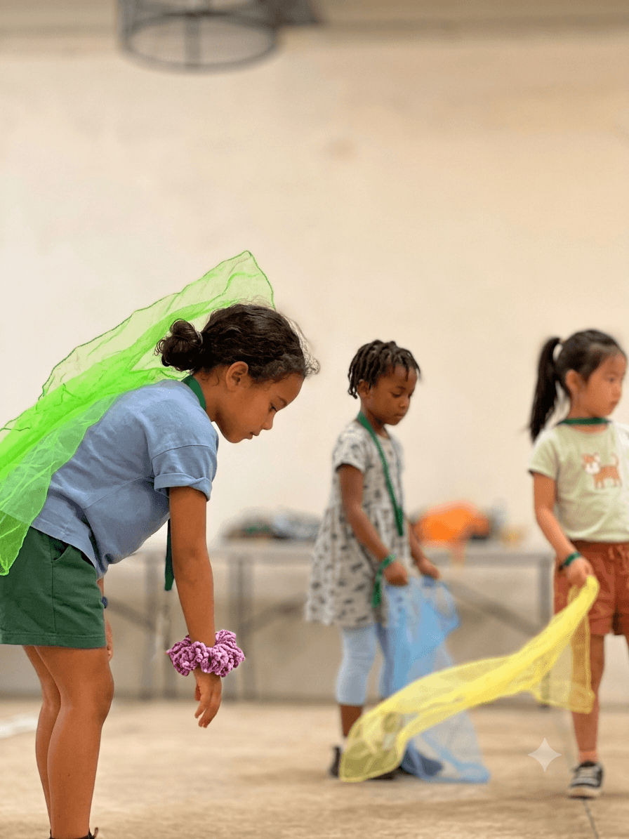 Enfants pratiquant les arts du cirque