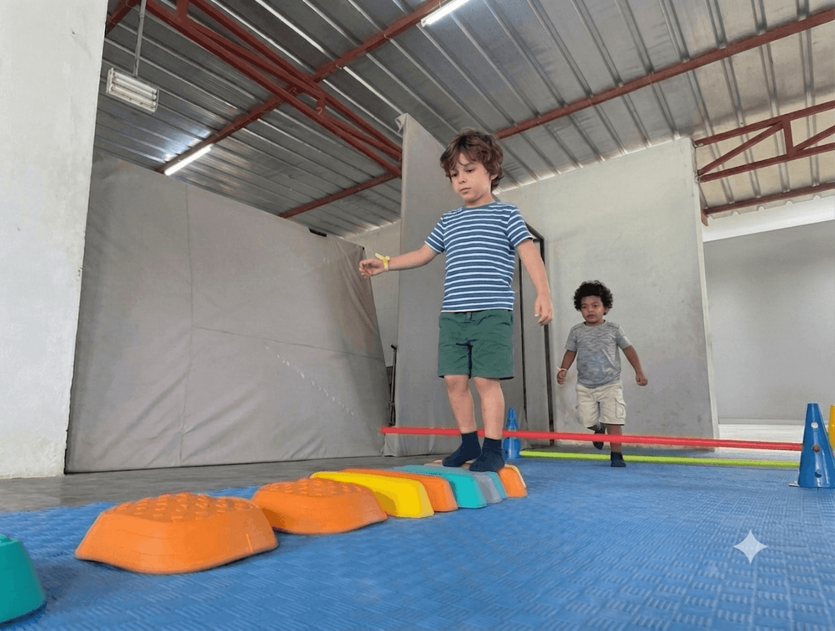 Enfants en pyramide humaine à Sunu Loisirs Academy