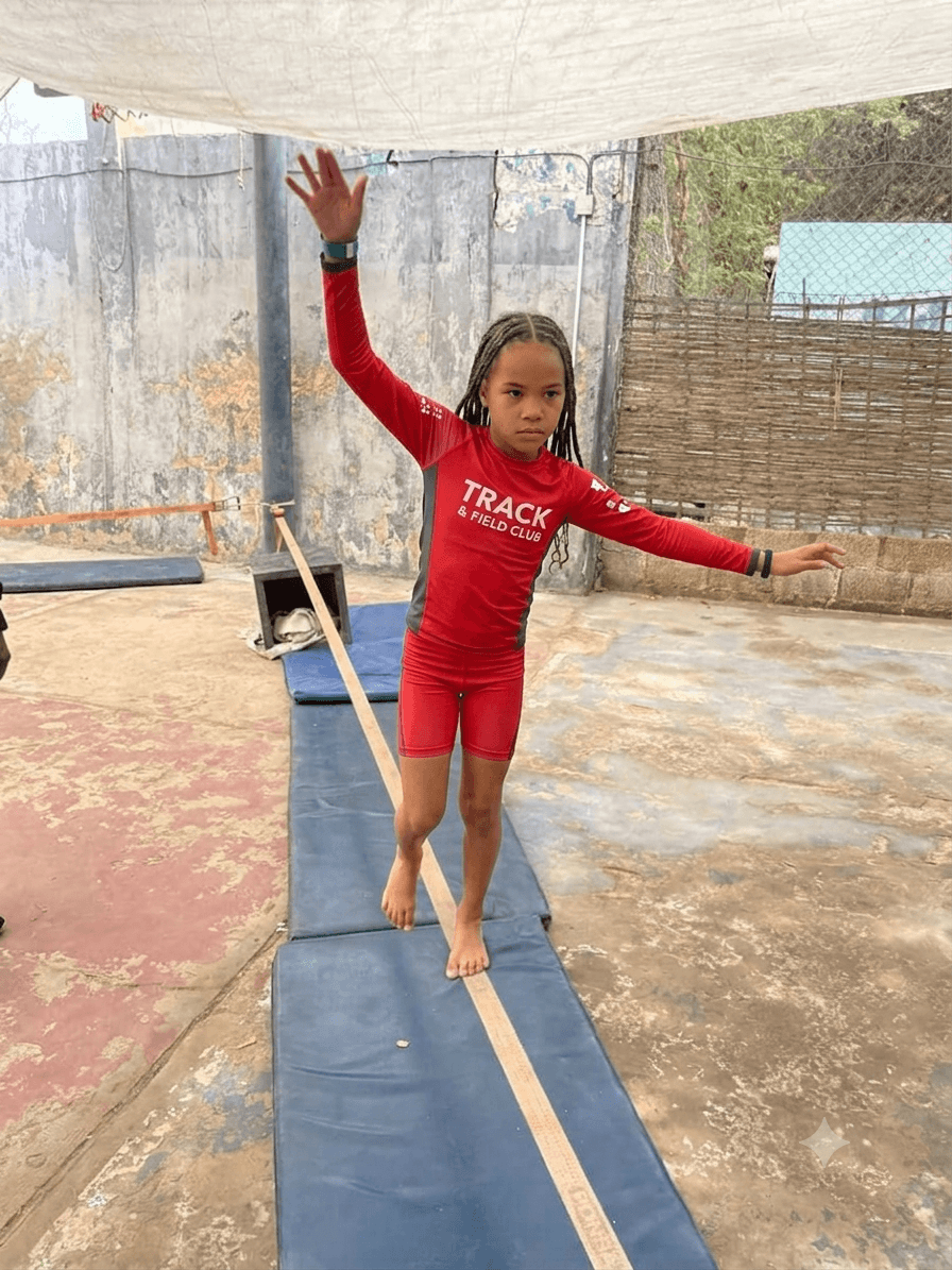 Enfants pratiquant les arts du cirque